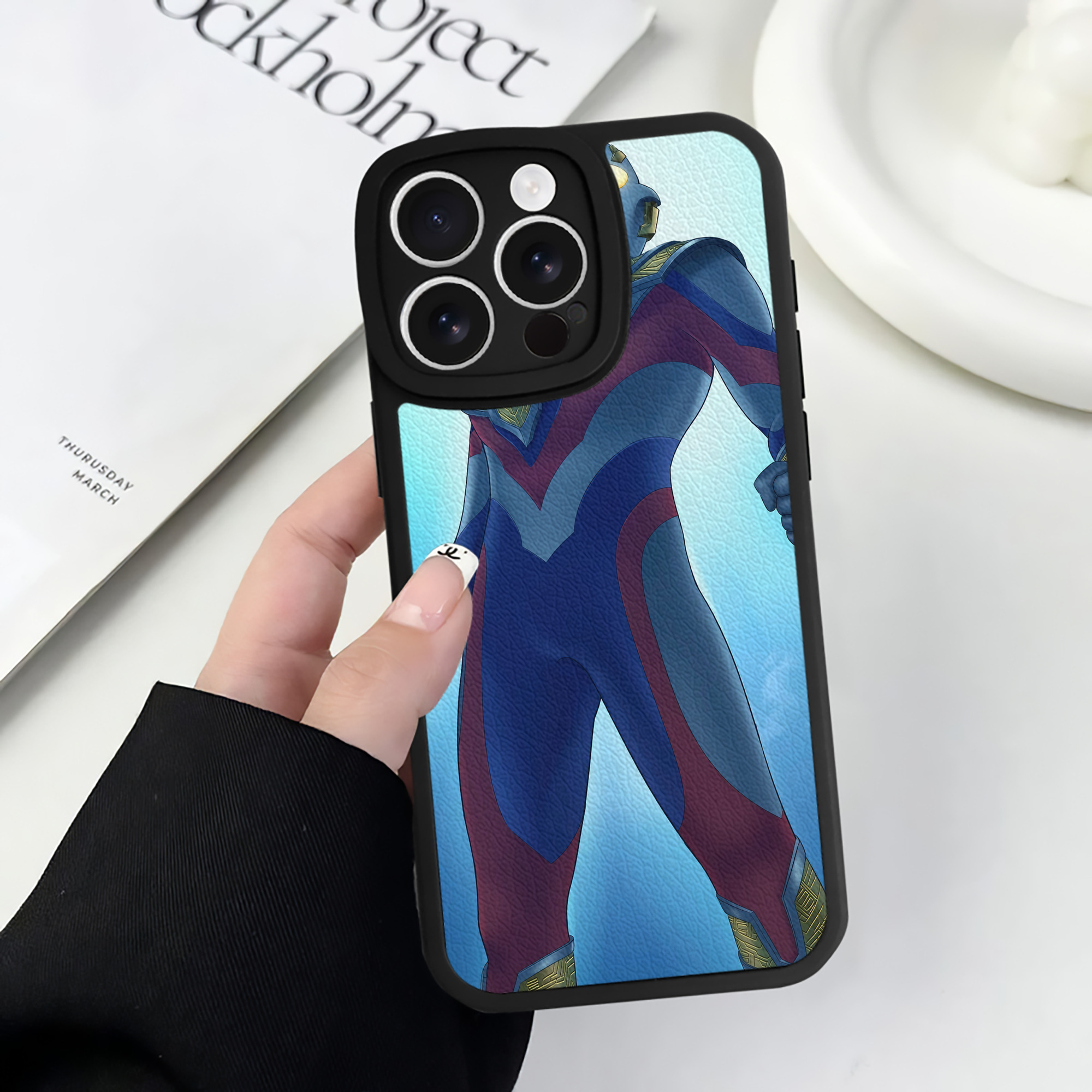 （画像用） ウルトラマン Ultraman 【iPhone 16シリーズ対応】シリコンスマホケース（レザー調） 材質：シリコン